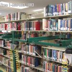 搬动满载的图书馆书架在整修达拉斯博蒙特塔尔萨堪萨斯城费耶特维尔大学车站威奇塔诺曼埃德蒙斯蒂尔沃特时重新安置书架